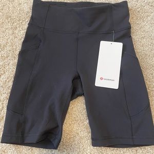 Lululemon short with 2 side pockets